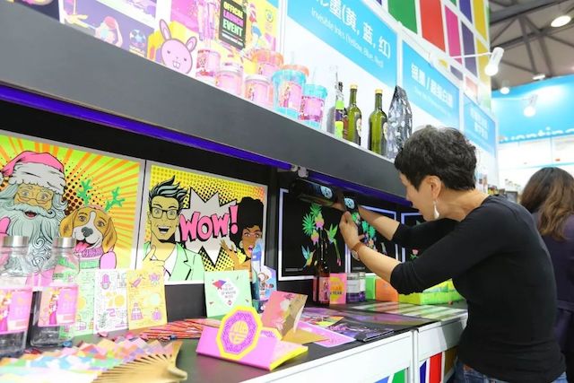 全印展上，，，，，，HP喷码机推出种种打印手艺的作品