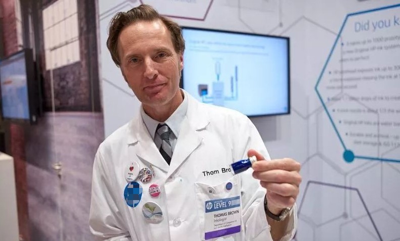 ag真人平台Latex乳胶白色墨水可以打印卷材和刚性子料